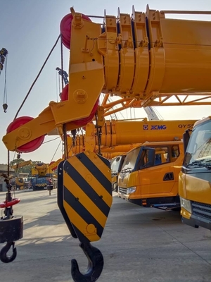 350 KN.m Momento de elevação nominal utilizado no guindaste de camião XCM QY70KC para operações pesadas