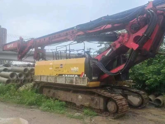 Profundidade máxima de perfuração de 64 m e capacidade de 63000 kg