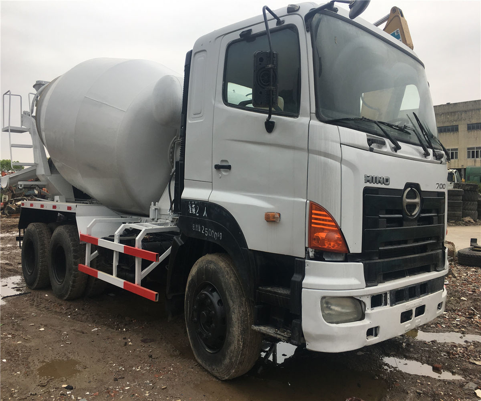 Caminhão de mistura de concreto HINO 700 usado com 24120*9940*17190mm dimensão de contorno a preços acessíveis